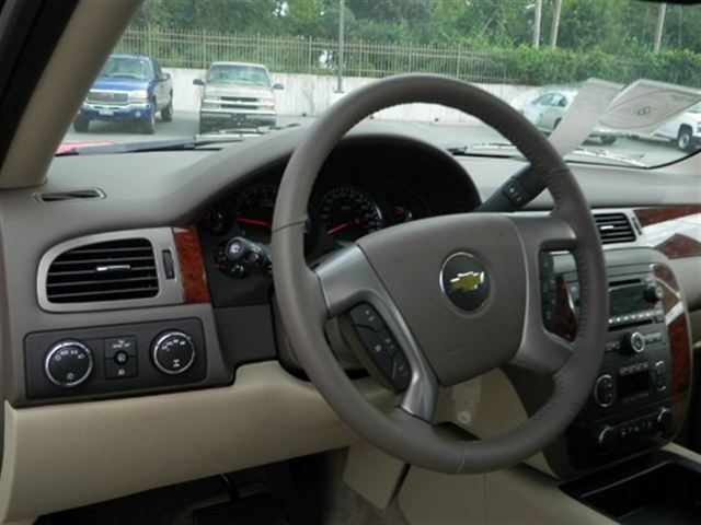 Chevrolet Suburban LTZ 1500