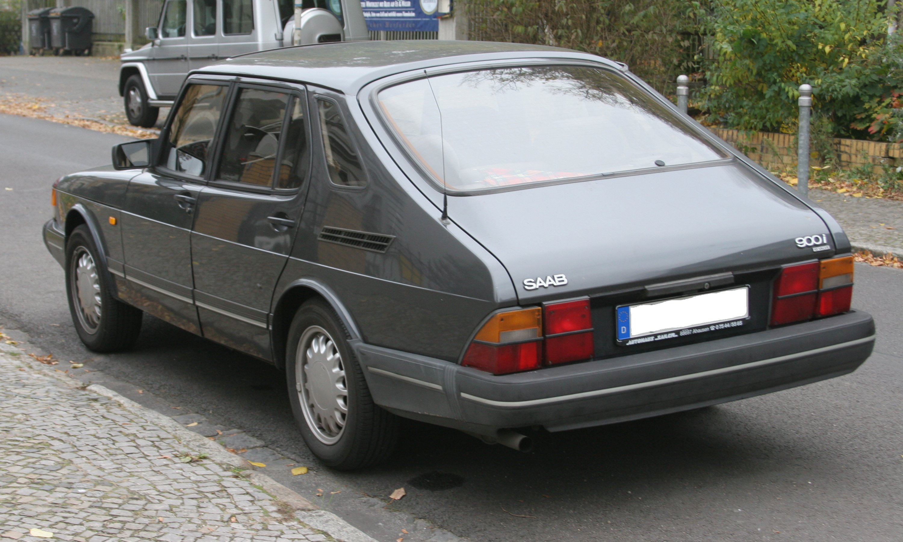 Saab 900 i
