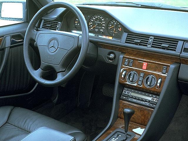 Mercedes-Benz E 300 Turbo-D 4Matic AT