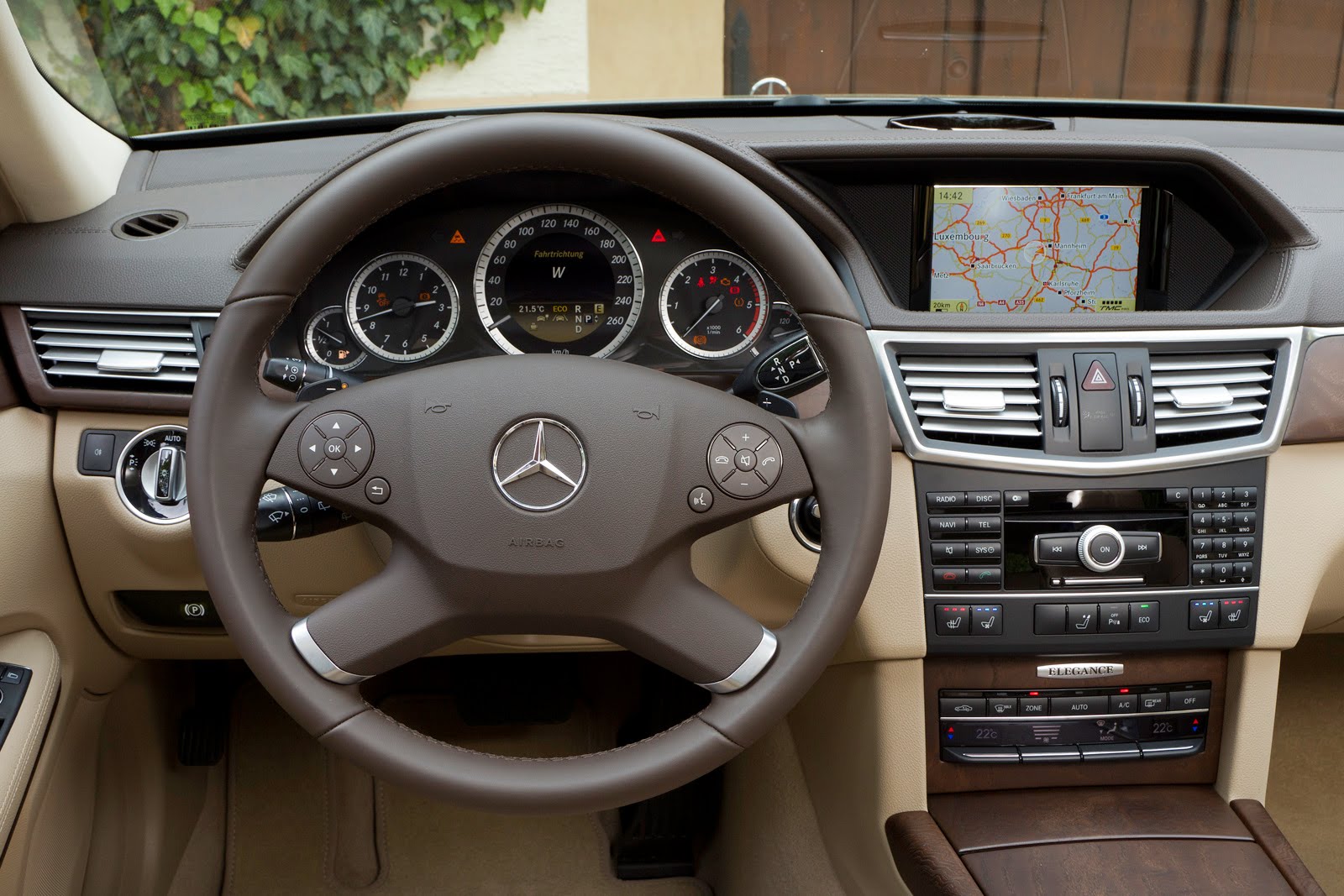 Mercedes-Benz E 500 408hp AT
