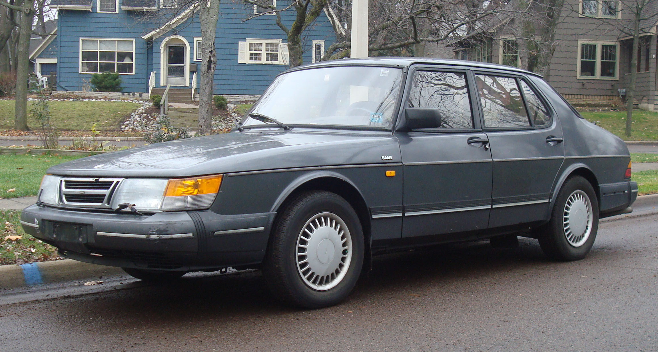 Saab 900 Sedan