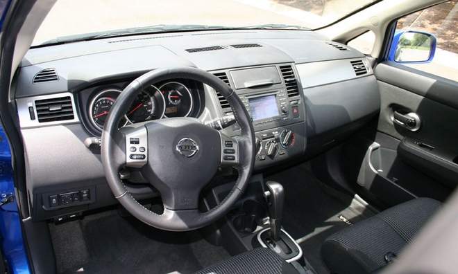 Nissan Versa Hatchback 1.8 SL
