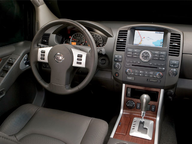 Nissan Pathfinder LE