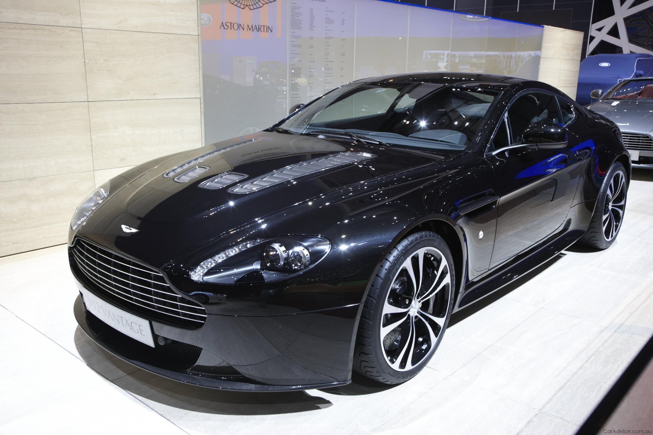 Aston Martin V12 Vantage Carbon Black