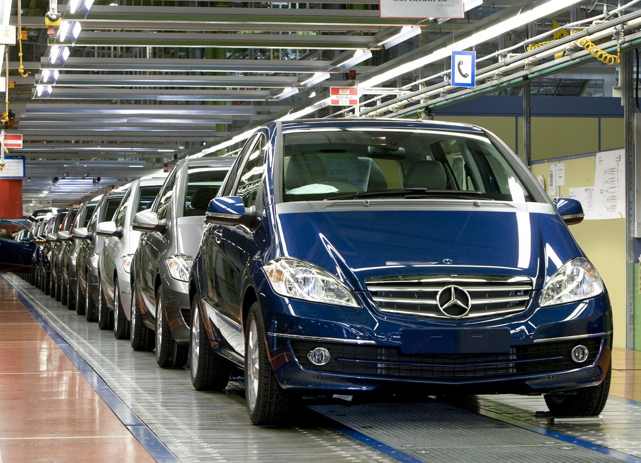 Купить новый немецкий. Автомобильный завод Mercedes-Benz,. Завод Mercedes Benz в Германии. Автозавод Мерседес в Германии. Мерседес NGT.